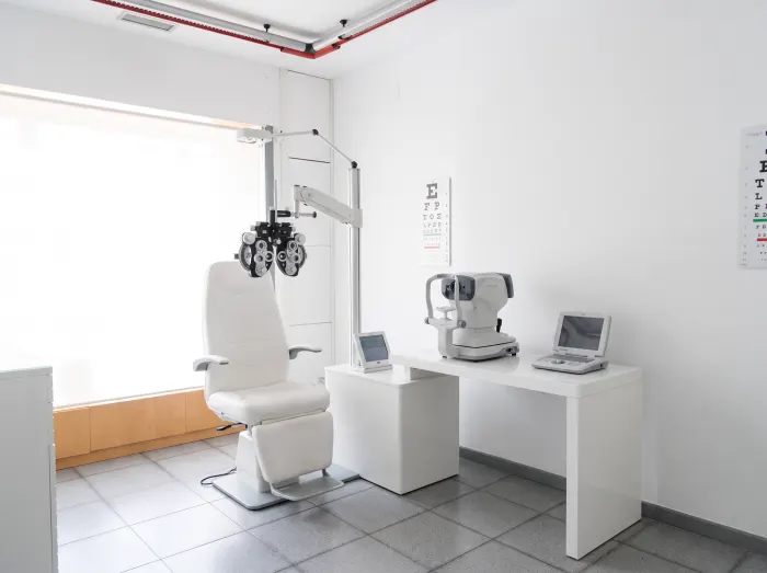 Gabinete de optometría con foróptero, autorrefractómetro y sillón de examen
